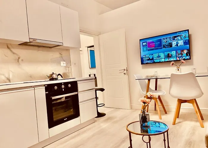 Leo's View * טיראנה